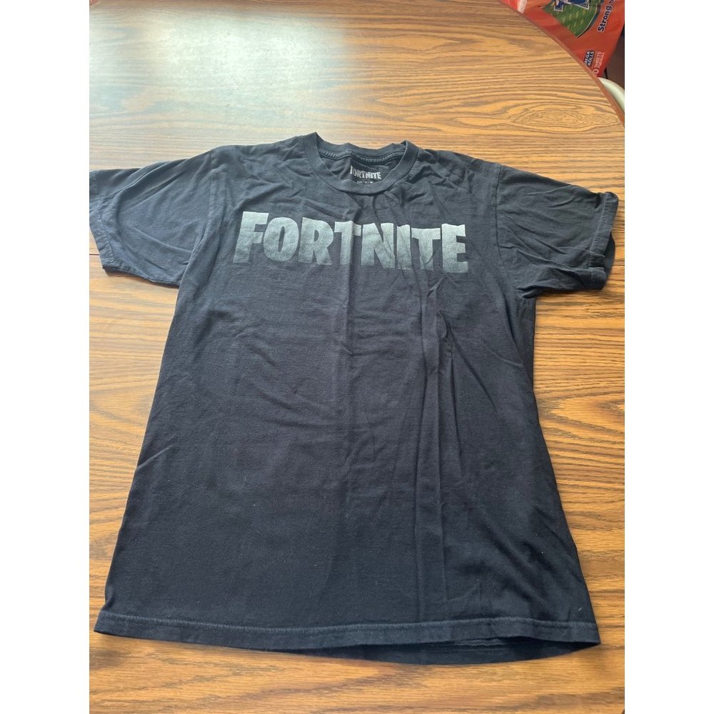 Fortnite unisex black shirt sleeved tee shirt size Medium